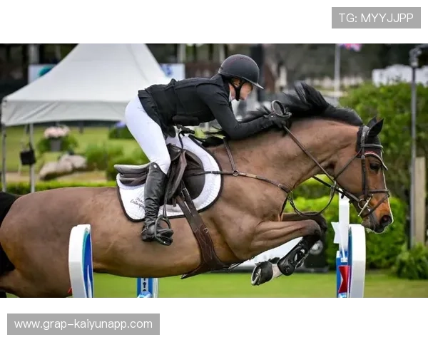 葡萄牙骑手玛丽亚·卡埃塔诺在2024年葡萄牙盛装舞步锦标赛中以“Hit Plus”马匹获得个人赛银牌,展现坚韧精神。 葡萄牙骑手玛丽亚·卡埃塔诺在2024年葡萄牙盛装舞步锦标赛中以“Hit Plus”马匹获得个人赛银牌,展现坚韧精神。